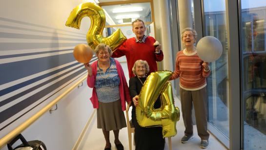 Vier bewoners klinken op het nieuwe jaar 