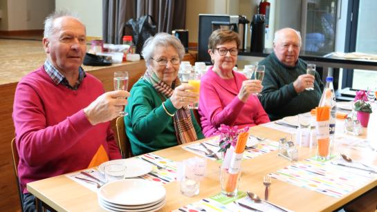 Enkele dorpsgenoten genieten van de aperitief in het dorpsrestaurant