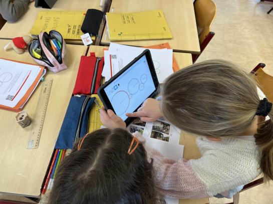 Leerlingen in een interactieve digitale les