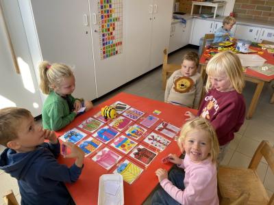 Enkele kleuters laten een Beebot een zelf ingesteld programma afleggen.