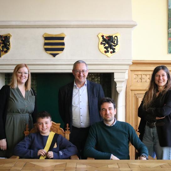 Foto van Lowie, leerling van Klavertje vier Esen die stage liep bij het lokaal bestuur en de burgemeester.