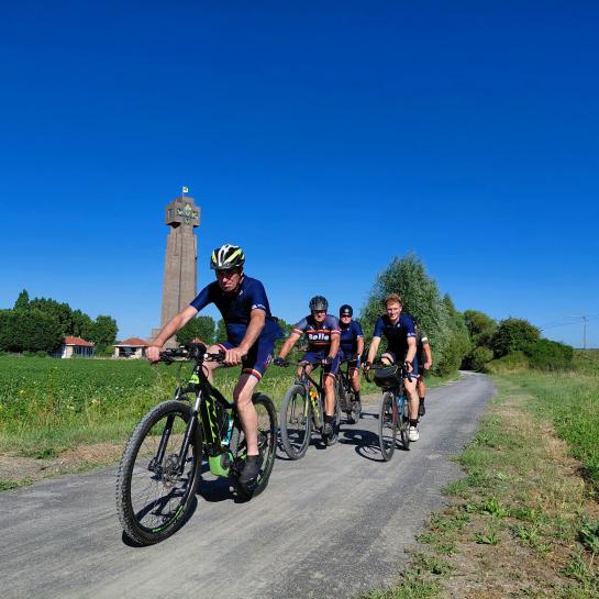 Enkele fietsers testen de gravelroute Frontzate uit.